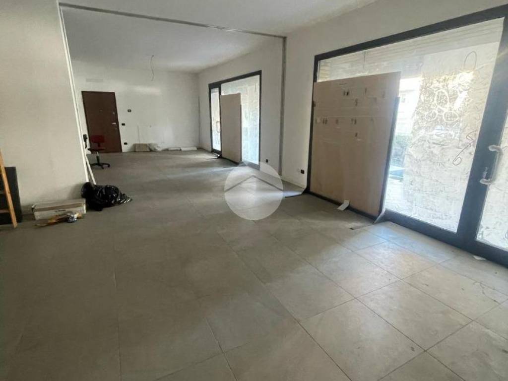 negozio in vendita a Bergamo in zona Borgo Palazzo