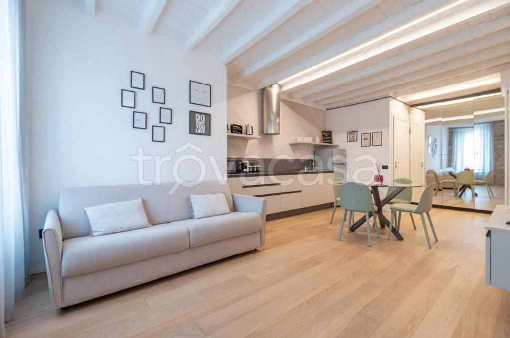 appartamento in vendita a Bergamo in zona Borgo Santa Caterina