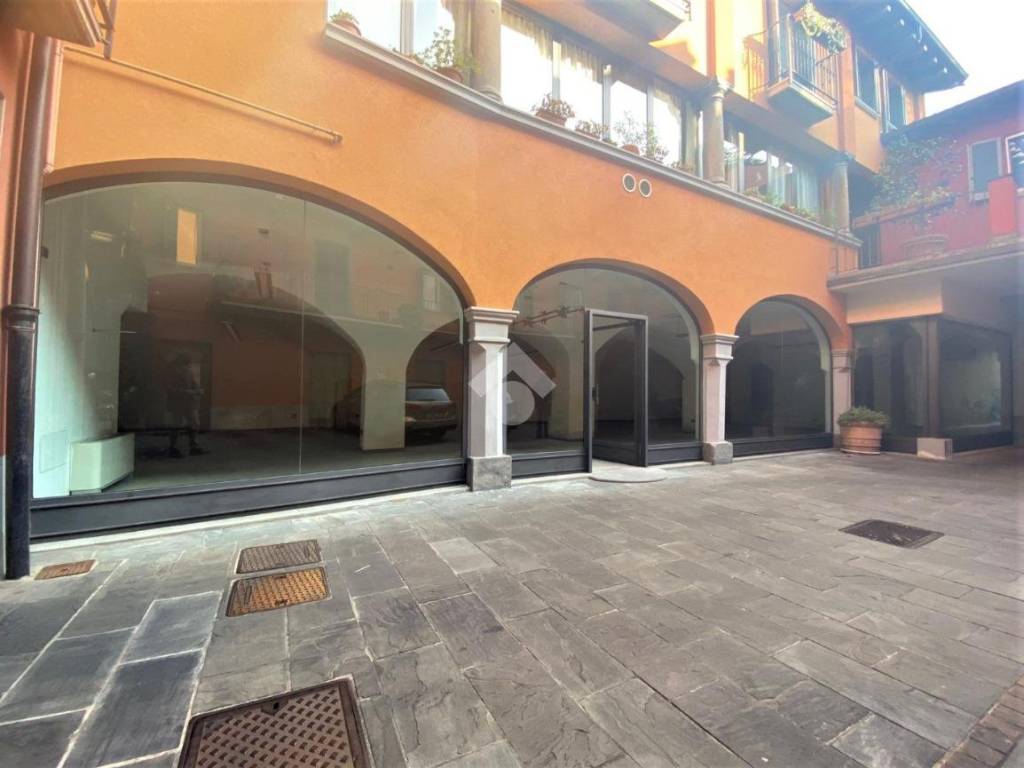 negozio in vendita a Bergamo in zona Borgo Palazzo