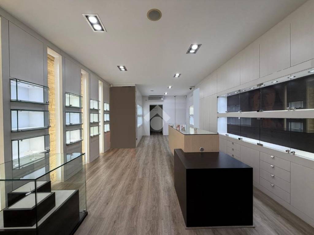 negozio in vendita a Bergamo in zona Borgo Palazzo