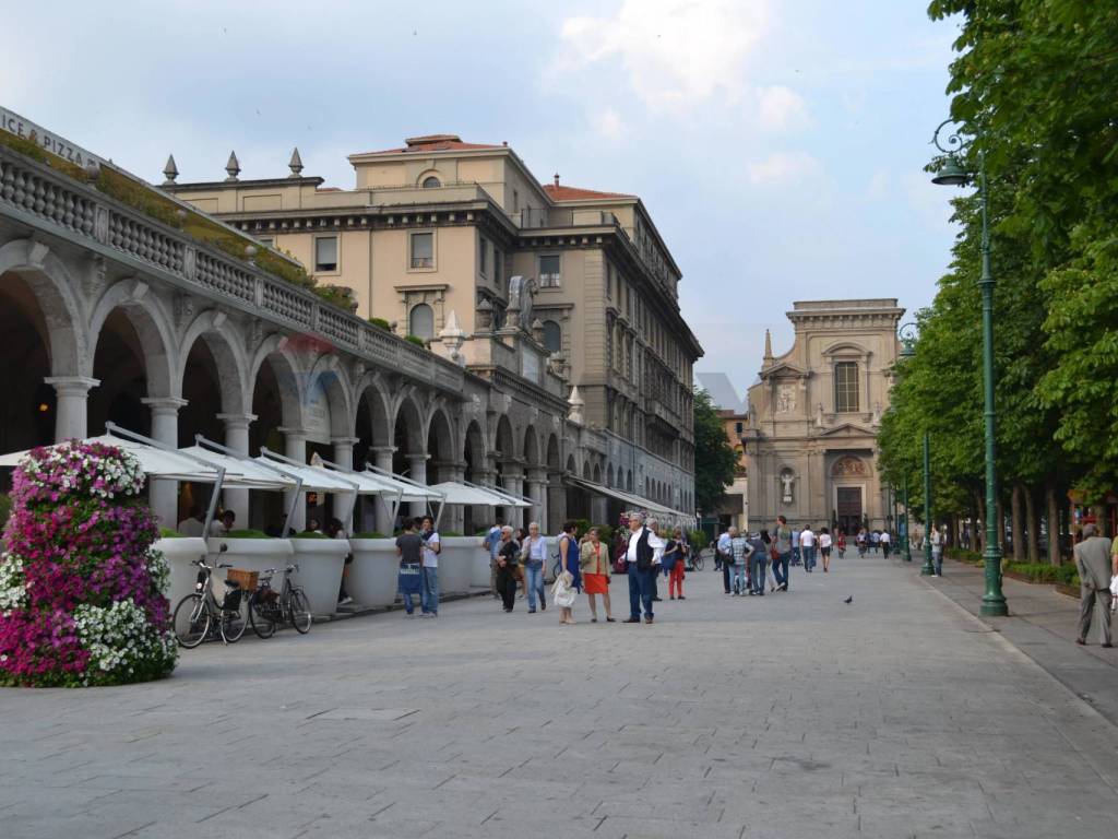 negozio in vendita a Bergamo in zona Borgo Palazzo