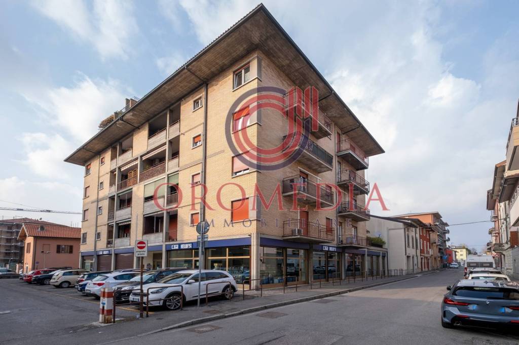 negozio in vendita a Bergamo in zona Borgo Palazzo