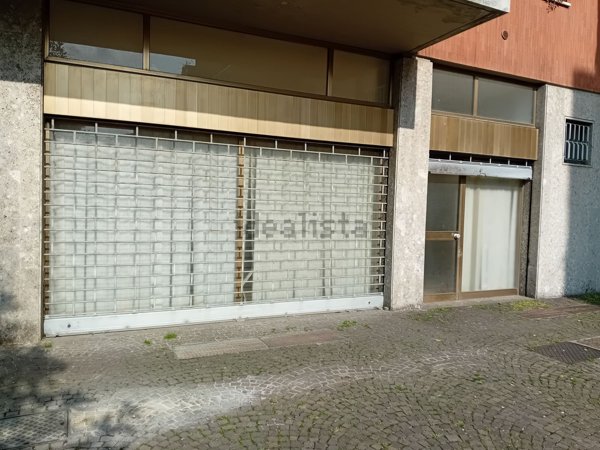 negozio in vendita a Bergamo in zona Conca Fiorita