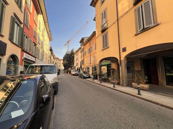 negozio in vendita a Bergamo in zona Bergamo Centro