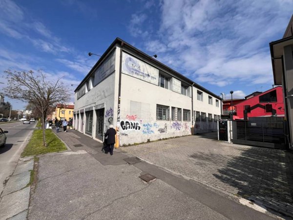 negozio in vendita a Bergamo in zona Borgo Palazzo