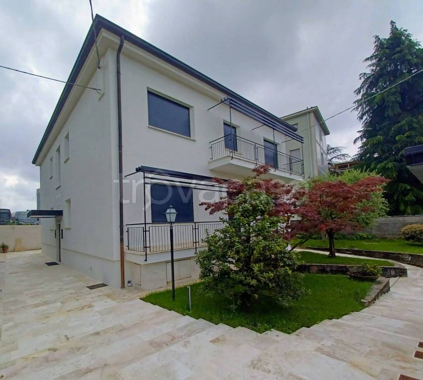 casa indipendente in vendita a Bergamo in zona Città Alta