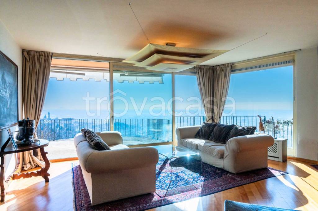 casa indipendente in vendita a Bergamo in zona Città Alta