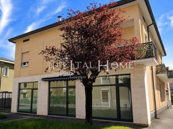 negozio in vendita a Bergamo in zona Boccaleone