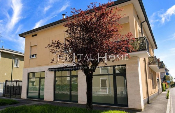negozio in vendita a Bergamo in zona Borgo Palazzo