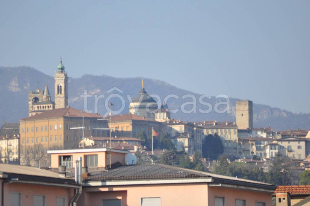 appartamento in vendita a Bergamo in zona Canovine