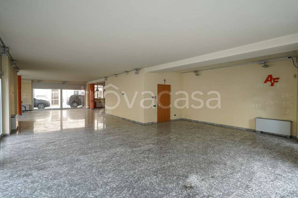 negozio in vendita a Bergamo in zona Bergamo Centro