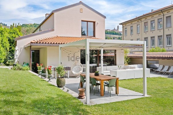 casa indipendente in vendita a Bergamo in zona Città Alta