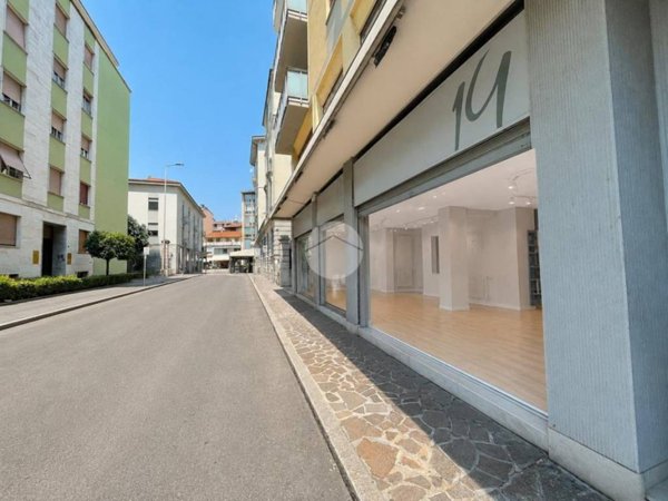 negozio in vendita a Bergamo in zona Bergamo Centro