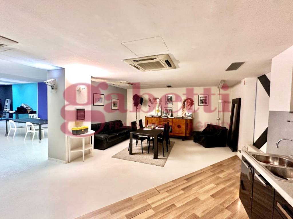 negozio in vendita a Bergamo in zona Borgo Palazzo