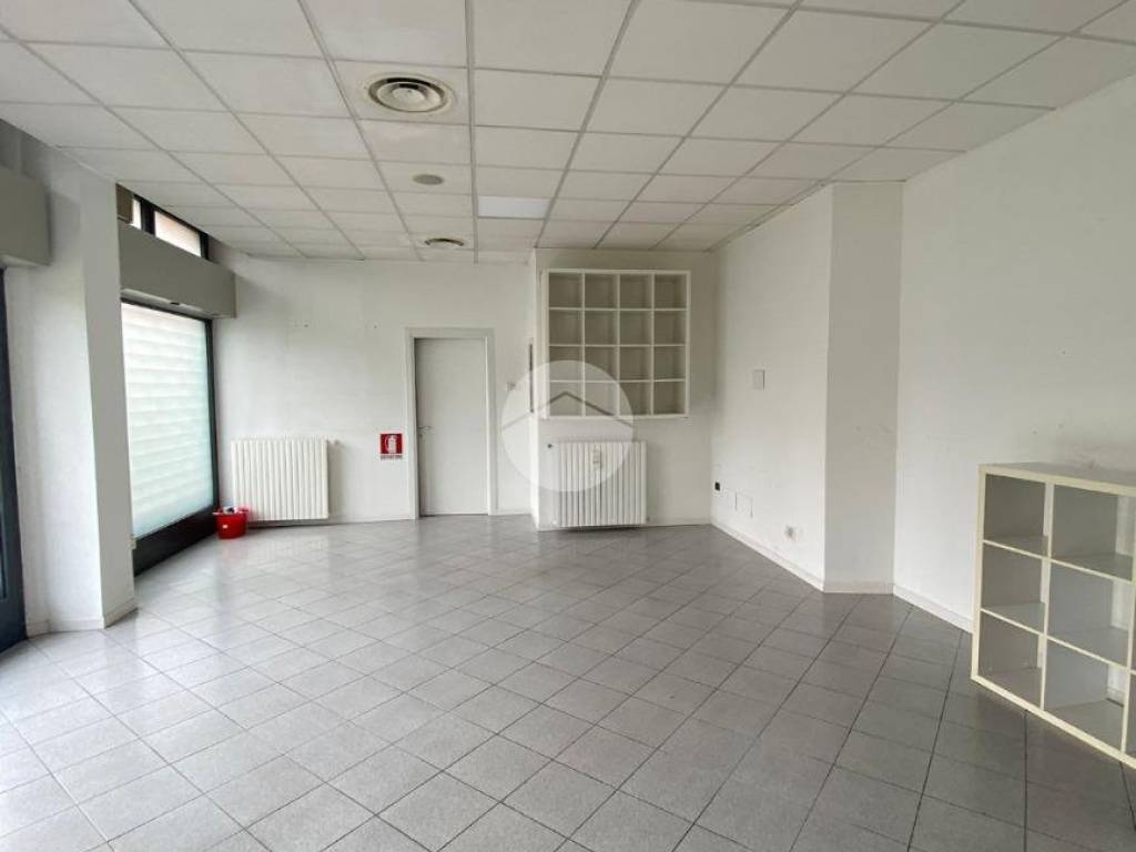 negozio in vendita a Bergamo in zona Boccaleone