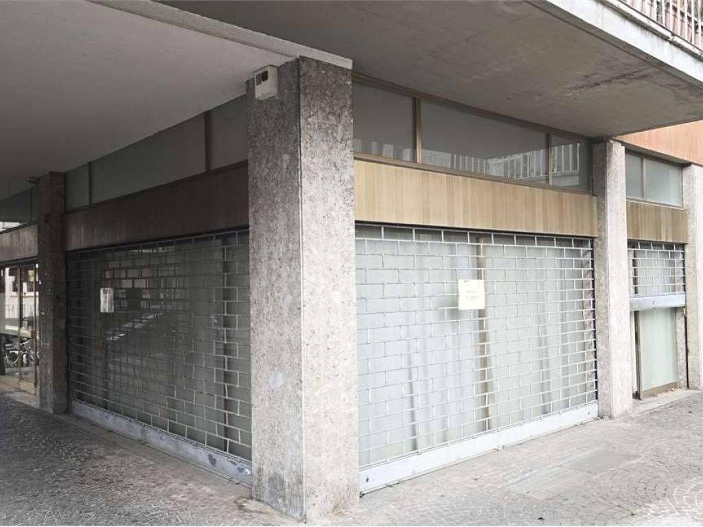 negozio in vendita a Bergamo in zona Conca Fiorita