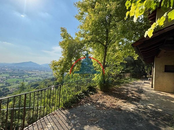 casa indipendente in vendita a Bergamo in zona Fontana / Robetta / Sombreno
