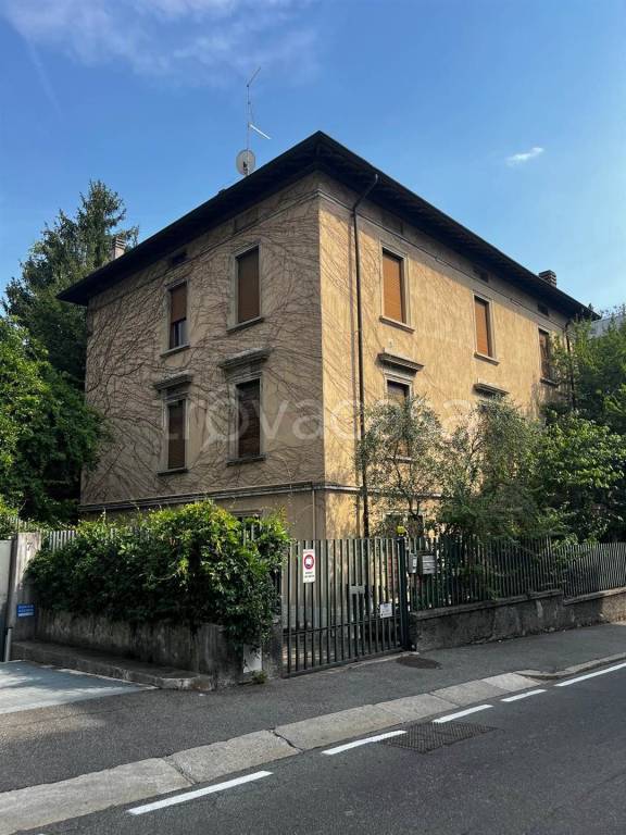 casa indipendente in vendita a Bergamo in zona Conca d'Oro