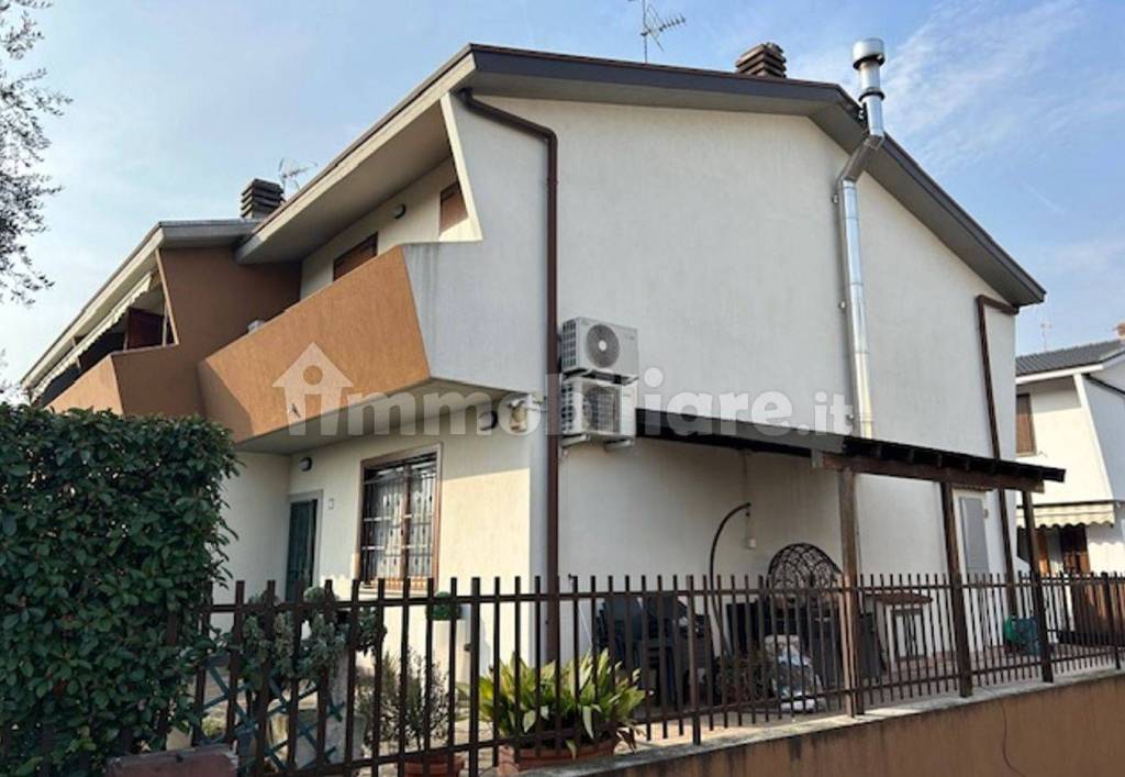 casa indipendente in vendita a Boltiere