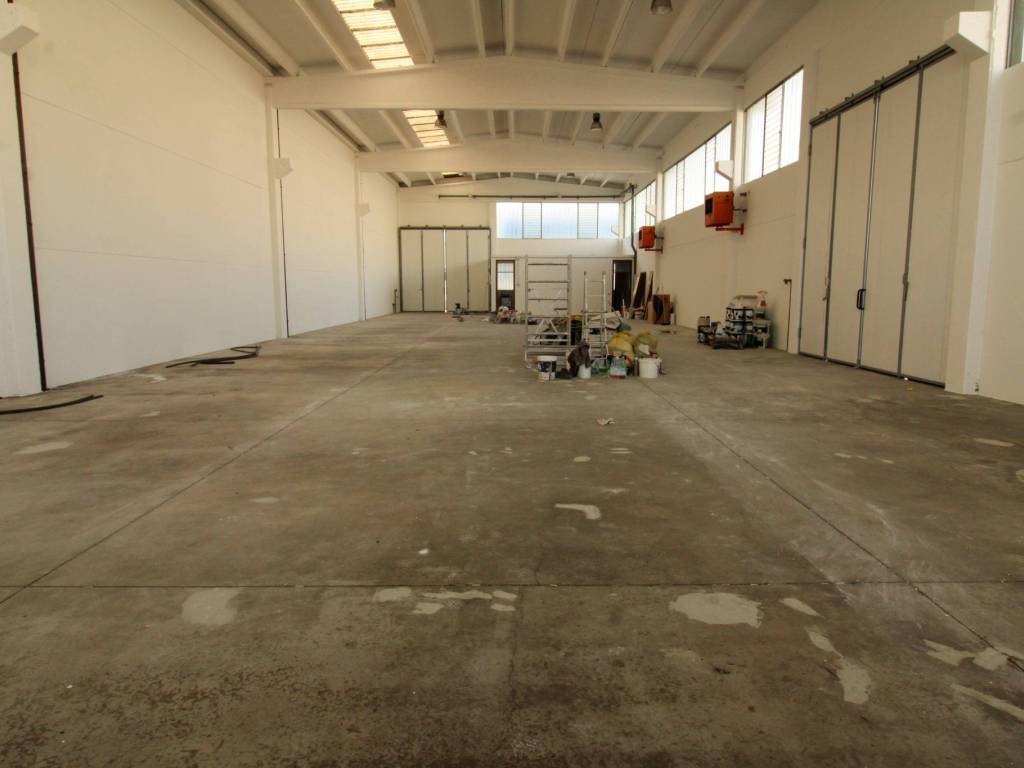 locale commerciale in vendita a Boltiere