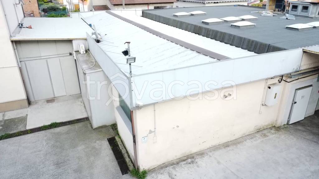 negozio in vendita a Bonate Sopra in zona Ghiaie di Bonate Sopra