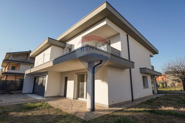 casa indipendente in vendita a Bonate Sotto