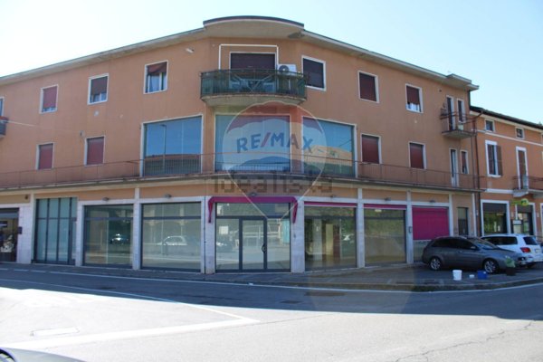 negozio in vendita a Bonate Sotto