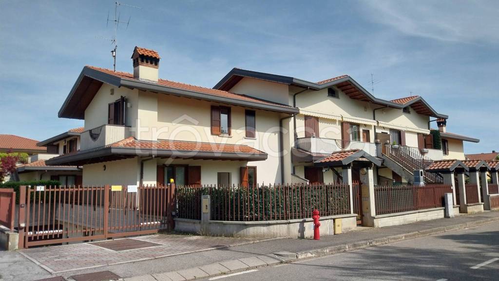 casa indipendente in vendita a Bonate Sotto
