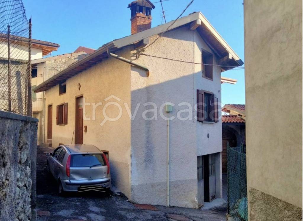 casa indipendente in vendita a Bossico