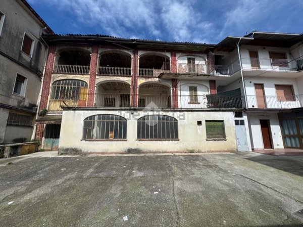 locale commerciale in vendita a Bottanuco