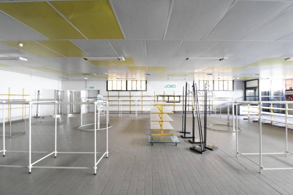 locale commerciale in vendita a Bottanuco