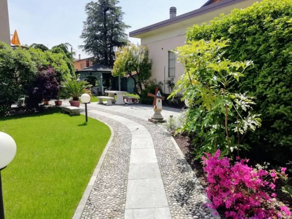 casa indipendente in vendita a Bottanuco