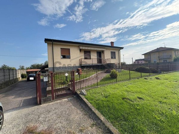 casa indipendente in vendita a Bottanuco