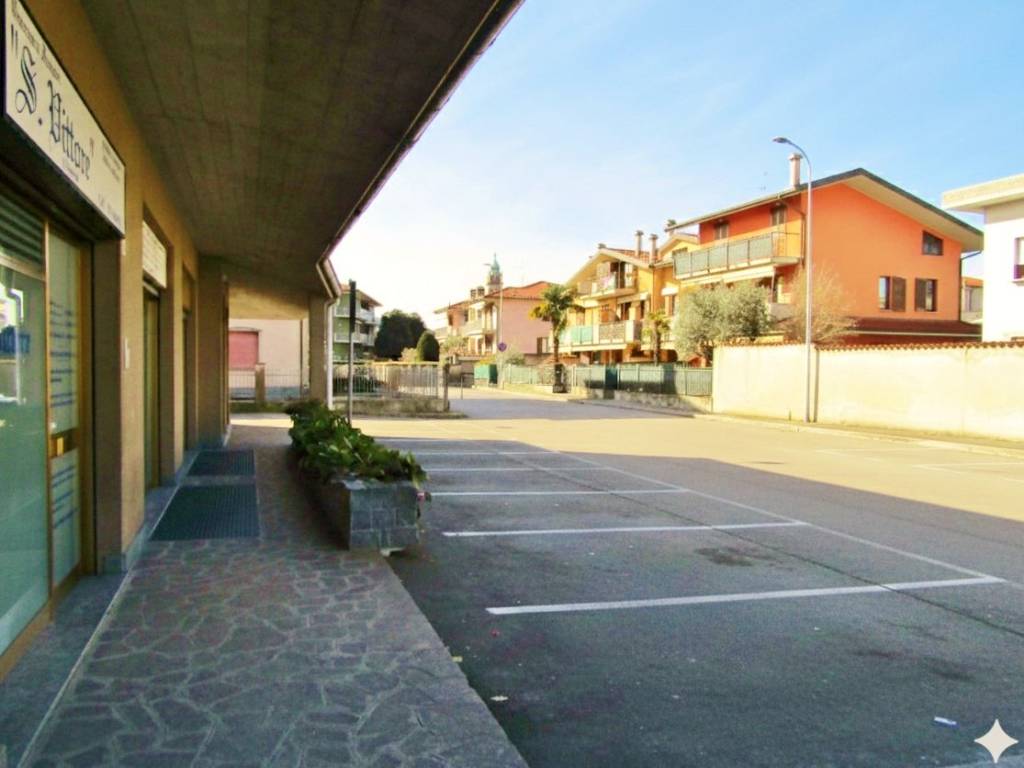 negozio in vendita a Bottanuco