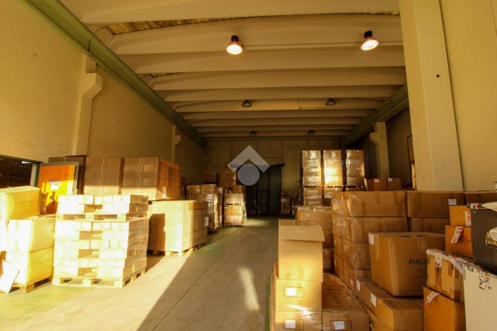 locale commerciale in vendita a Brembate