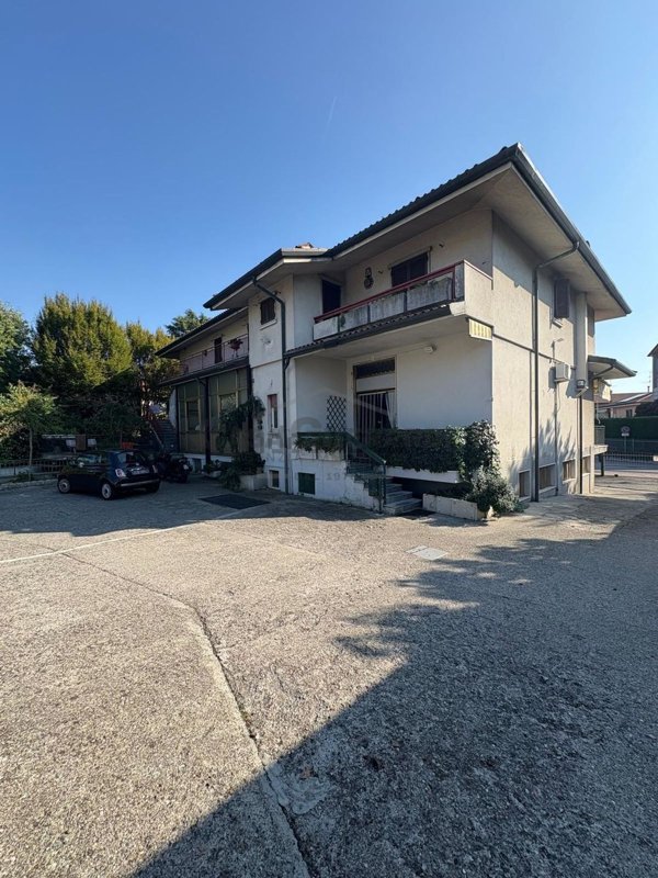 negozio in vendita a Brembate