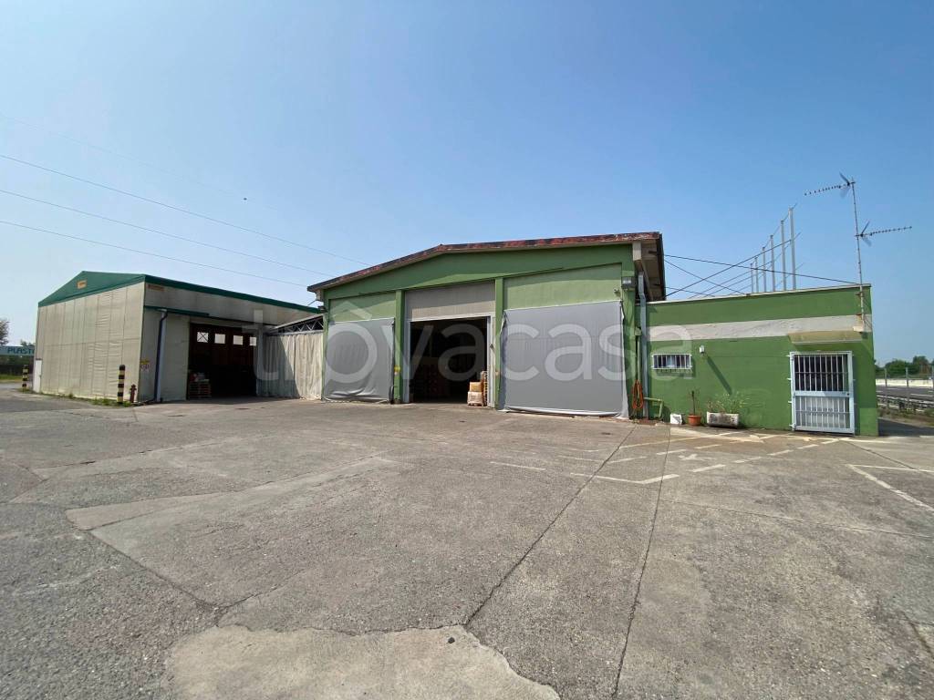 locale commerciale in vendita a Brembate