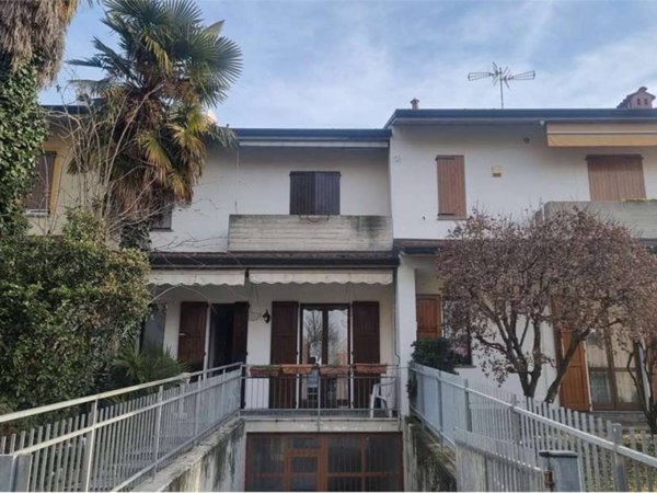 casa indipendente in vendita a Brembate in zona Grignano