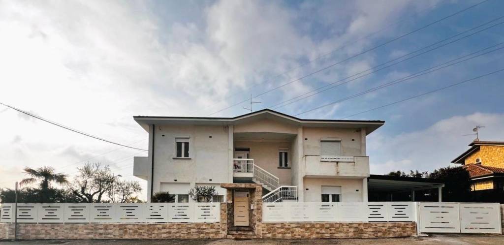 casa indipendente in vendita a Brembate in zona Grignano
