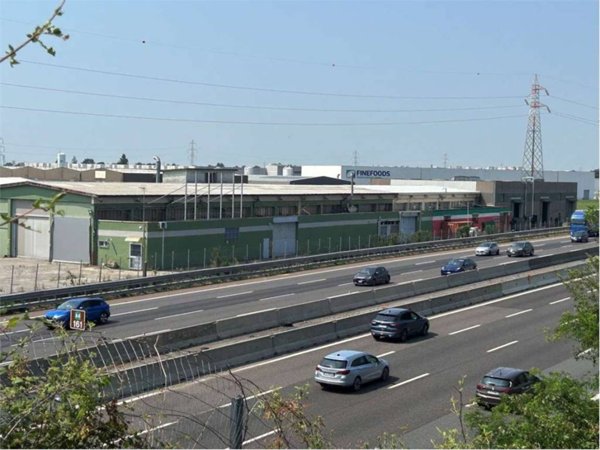 locale commerciale in vendita a Brembate