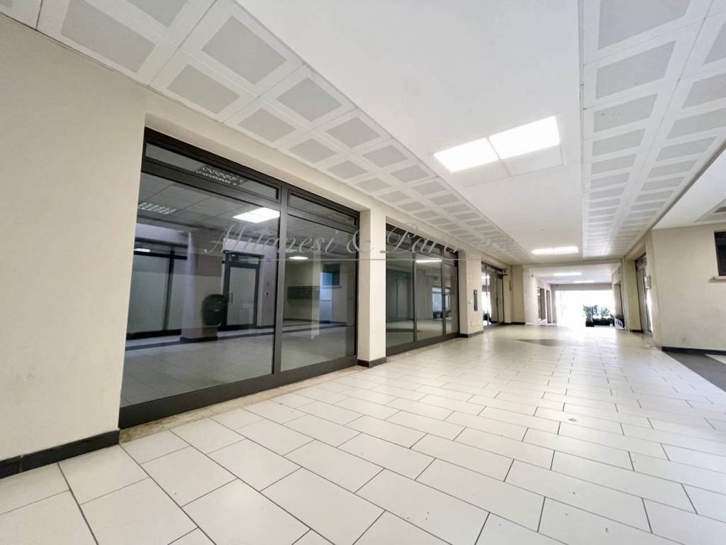 negozio in vendita a Brembate di Sopra