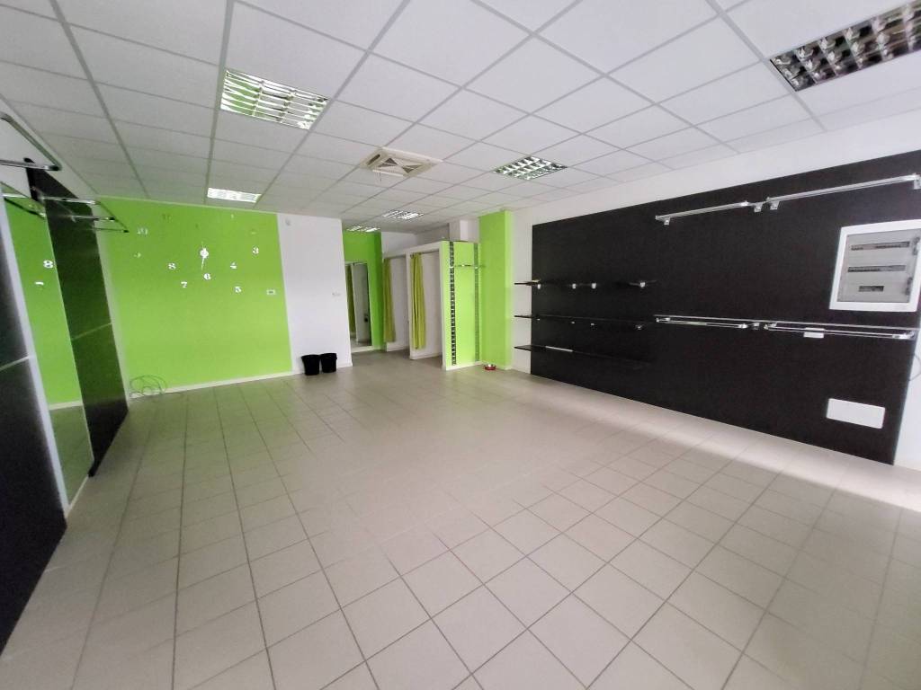 negozio in vendita a Brembate di Sopra