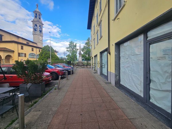 locale commerciale in vendita a Brembate di Sopra