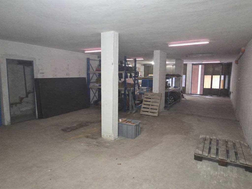 locale commerciale in vendita a Brembate di Sopra