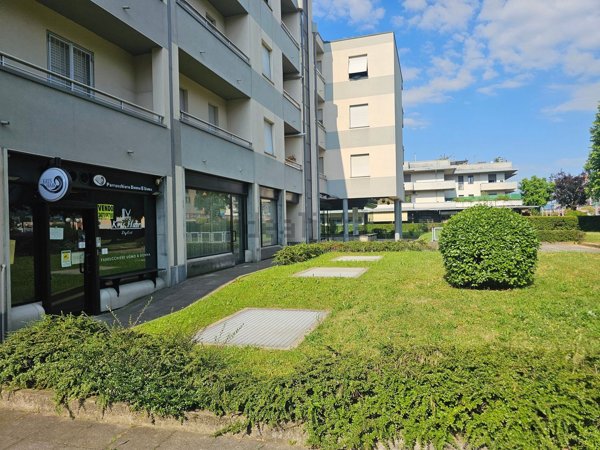 locale commerciale in vendita a Brembate di Sopra