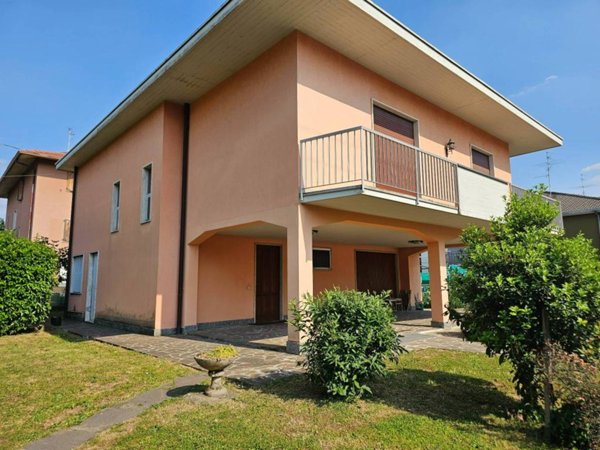 casa indipendente in vendita a Brembate di Sopra