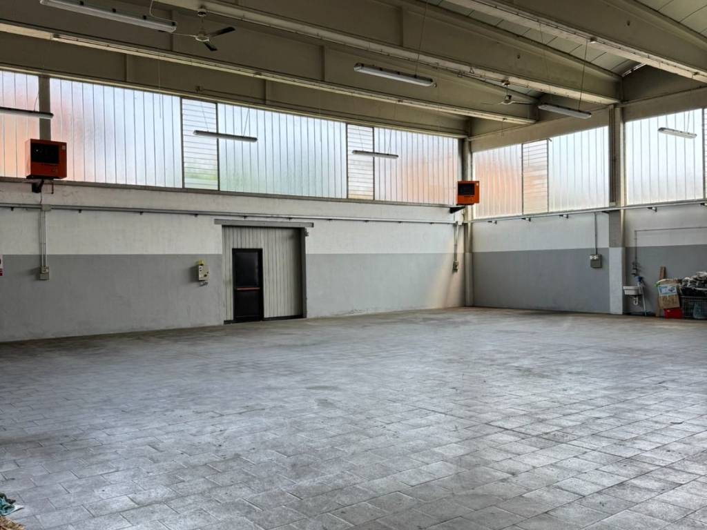 locale commerciale in vendita a Brignano Gera d'Adda