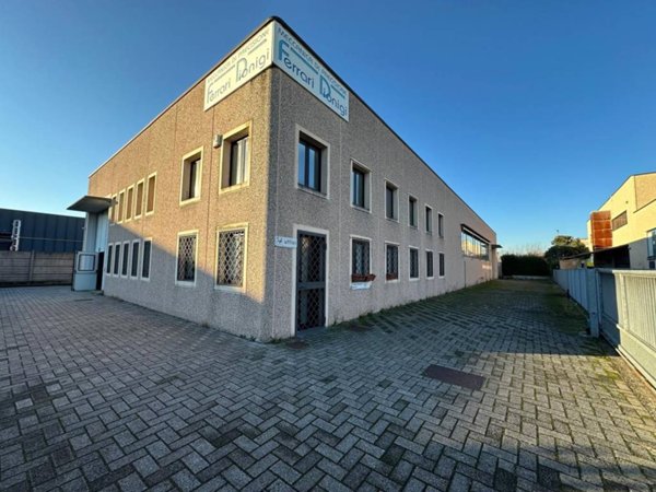 locale commerciale in vendita a Brignano Gera d'Adda