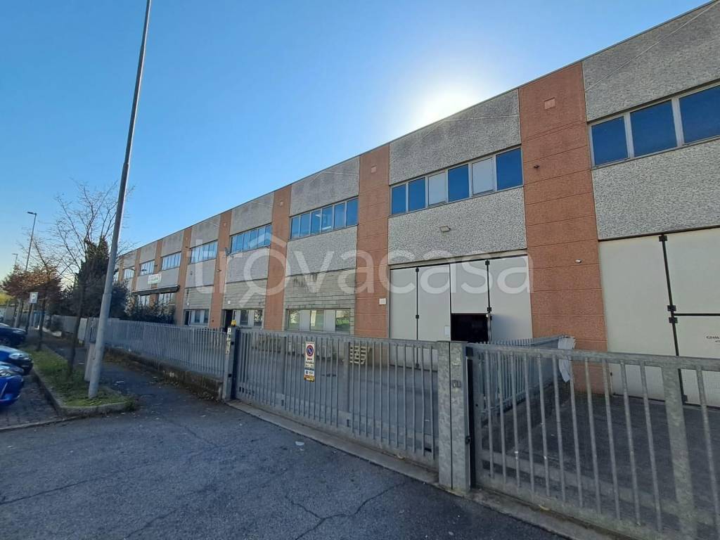 locale commerciale in vendita a Brusaporto