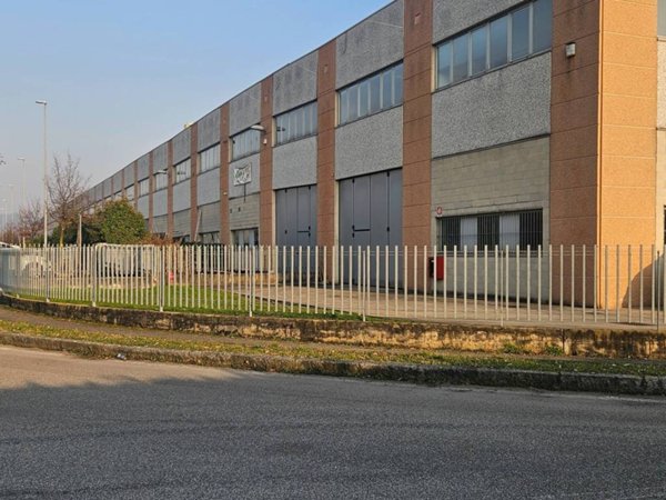 locale commerciale in vendita a Brusaporto